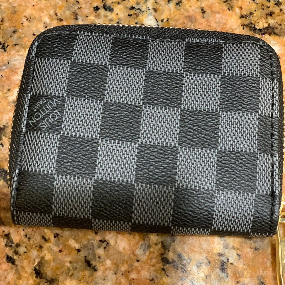 Brand new rare and collectible compacted Louis Vuitton unisex credit card holder - Picture 13 of 17